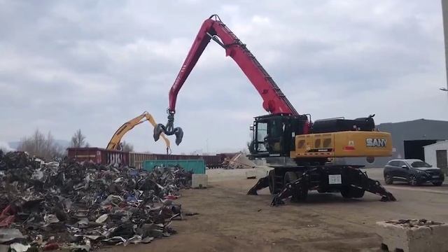 Перегружатель SANY SMHW 48 грузит металлолом