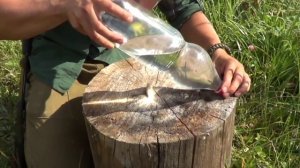 Как развести огонь с помощью бутылки с водой?