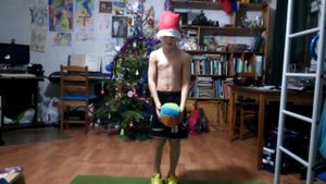 Маленький ребенок набивает игрушечный мяч, Мирон Логвинов 8 лет