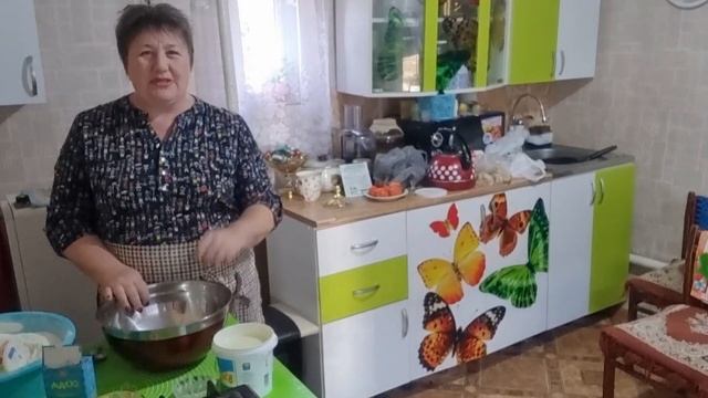 Пеку слоёное  печенье и жарю пирожки с картофелем.