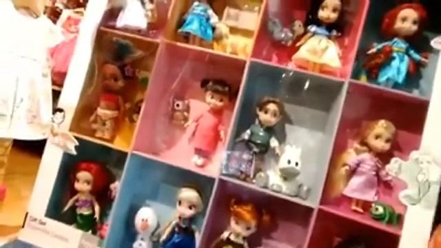 Disney Store window shoppingMarch 25, 2018 смотреть онлайн