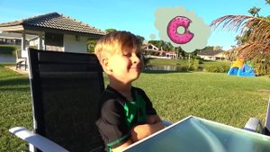 Диана хочет кушать, Рома превращает еду в Гигантские надувные игрушки