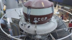 Он сказал "поехали" ,Он взмахнул рукой.....