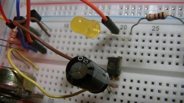 Super simple tone generator(controlled with a DIY 555 timer). смотреть онлайн
