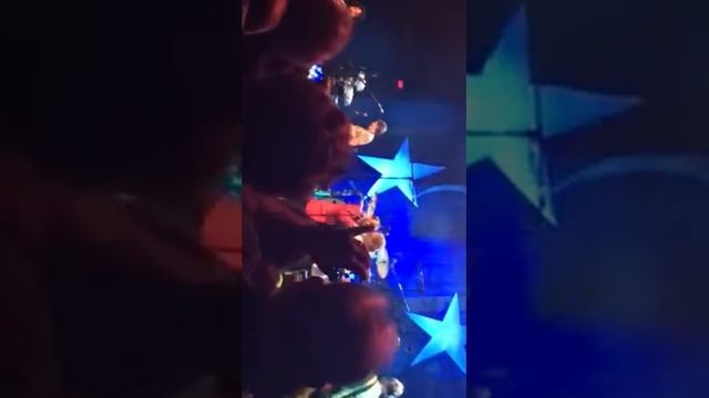 Ringo Starr performs Yellow Submarine смотреть онлайн