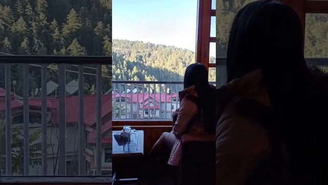 A girl gazes through the window capturing the serene beauty of mountain views ❤️ смотреть онлайн