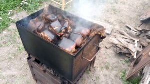 Копчение свиной грудинки. В самодельной коптилке.