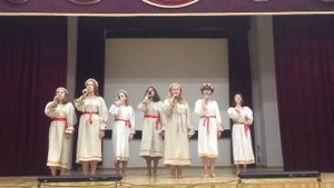 "Разбросала косы русые береза"