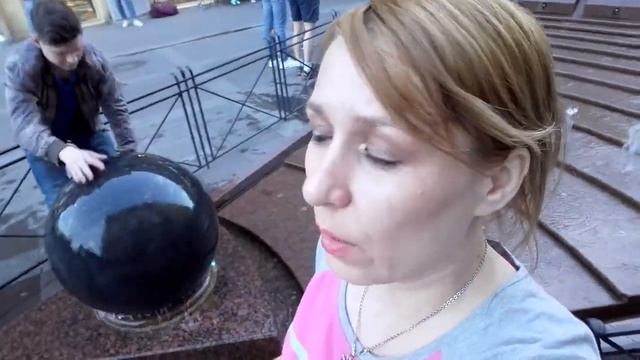 Фонтан "Шар желаний" на Малой Садовой улице в Санкт-Петербурге