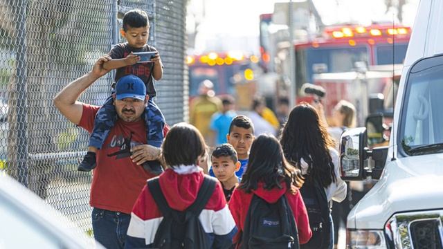 Teachers file suit against Delta for fuel dump over Los Angeles смотреть онлайн