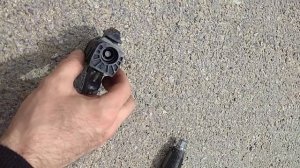 Причина хруста ограничителя двери c4