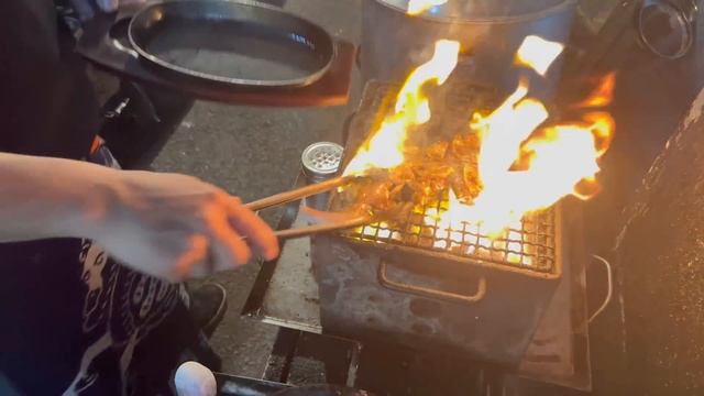 Serving Charcoaled Chicken at one of Fukuoka's Best Yatai Курица с углем в одном из лучших ятаев