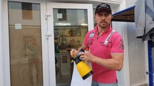 Покажем как правильно клеить самоклейку на стекло без пузырей