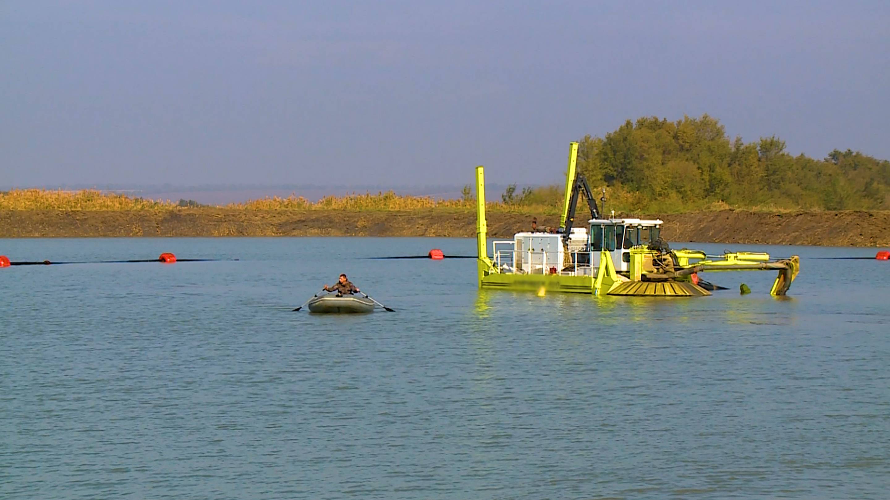 От ила отчищают водоём в Красногвардейском округе