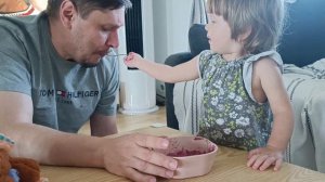 June 18, 2022. Заботливая дочь кормит папу. Папа голодным не останется. Twins.