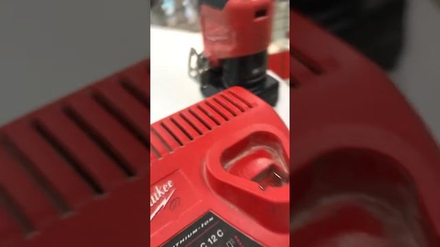 Заклепочник Milwaukee смотреть онлайн