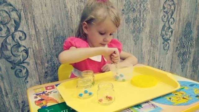 Перекладывание пинцетом по методу Монтессори смотреть онлайн