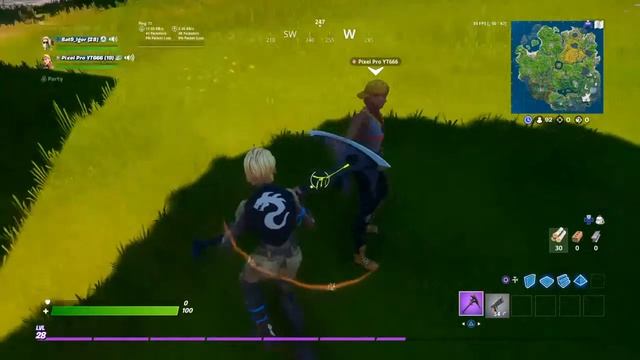 Помагаю взять зонтик я с микро