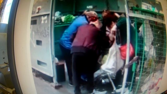 Разбирающих просрочку на помойке российских пенсионеров сняли "Сынок, ты тоже будешь так жить»