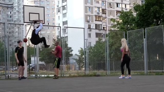 Ботаник притворился новичком на баскетболе