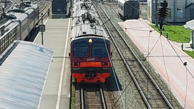 Электропоезд ЭД4М-0281 прибывает на станцию Новосибирск-Главный смотреть онлайн