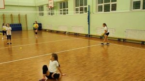 Волейбол. Начальная подготовка. Бросить и поймать теннисный мяч.