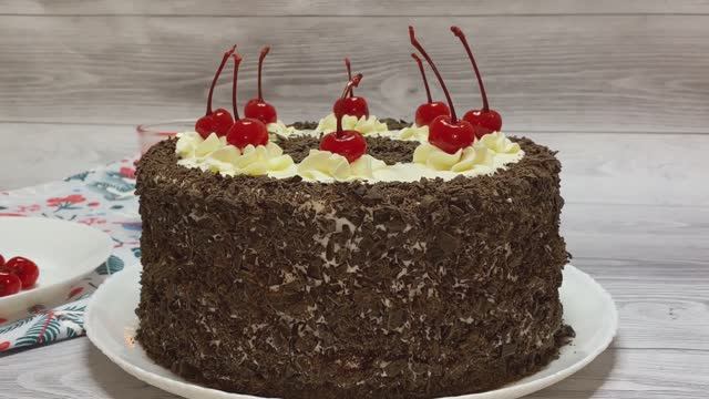 Торт ЧЕРНЫЙ ЛЕС. Шоколадный шифоновый и очень вкусный бисквит, взбитые сливки и вишневая начинка.