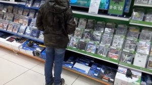 Сломал телефон в магазине из-за того что родители не купили PlayStation 4