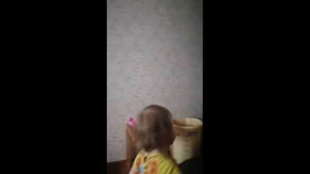 Юная певица стоит перед зеркалом и поёт смотреть онлайн