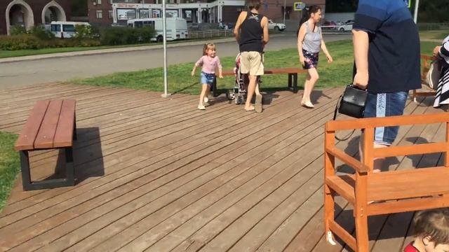 Свесили ножки в воду... Казань. "Цветочный фестиваль" у театра кукол. 28.08.2016, 13:01