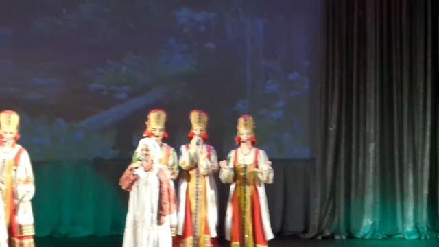 "Маленькая деревенька" - Алена Ларькина и Образцовый ансамбль русской песни "Золотой Ларец" смотреть онлайн