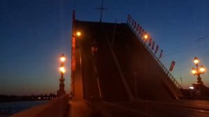 Разводка (разведение) Троицкого моста в Санкт-Петербурге, Россия.