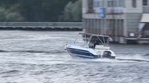 Катера проходят волну