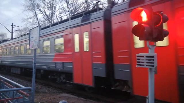 Электропоезд ЭД9Э-0020 с сообщением Арзамас-Н.Новгород проезжает через ЖД переход.