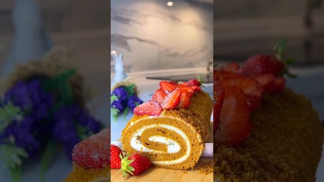 МЕДОВЫЙ РУЛЕТ  Пористый бисквит с ярким медовым вкусом и нежный сырно - сметанный крем. смотреть онлайн