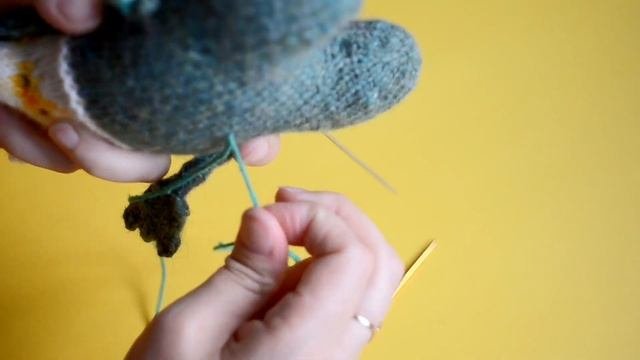Нитяное крепление ручек вязаной игрушки