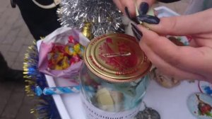 ОНАПТ Ярмарка в Горсаду Рише подарили вязаную свинку, смотрим скульптуру Девушка с котом и телефоно