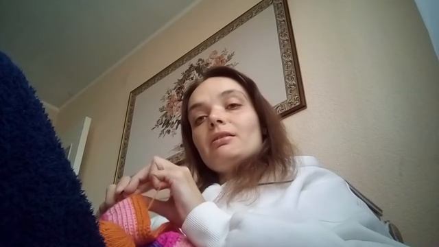 Вяжу коврик крючком.  Достала шапки, шарфы, варежки.