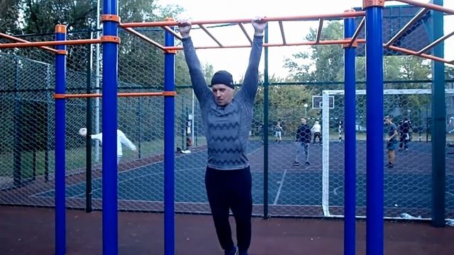 Хочешь крепкий пресс? Сегодня в меню 18 подъёмов ног к перекладине!