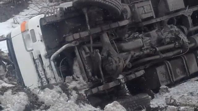 Грузовик упал в Прокопьевске возле заправки смотреть онлайн