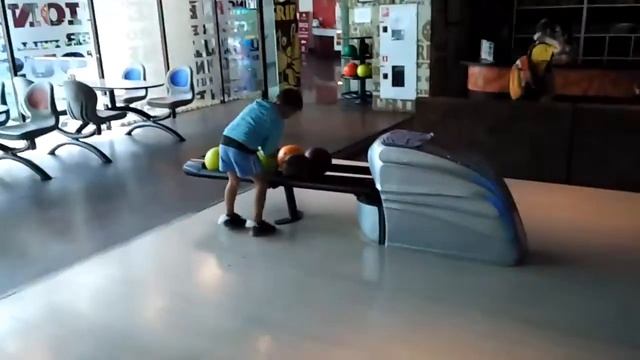 В 5 лет играет в боулинг смотреть до конца.