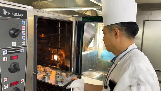 Masterchef in Japanese University Cafeteria? Cooking for 3000 students