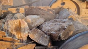 Строительство, дробление щебёнки