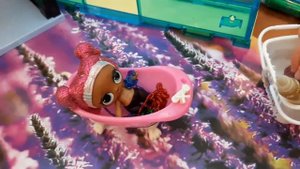 Лиза купает куклу ЛОЛ в ванной с блестками