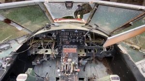 Заброшенные самолеты заросли зеленью