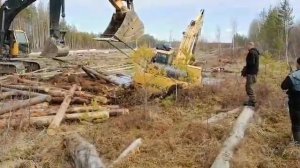 утопили экскаватор в болоте