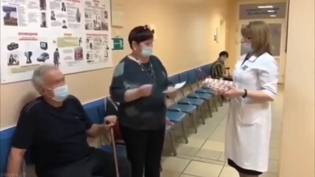 В Хабаровске раздали по десятку яиц за вакцинацию от COVID 19!!! смотреть онлайн