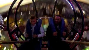 Кипр . Луна Парк . Аттракцион "Рогатка ".