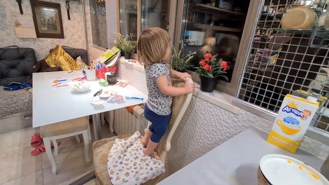 Софи-Адель с нетерпением ждёт бутылочку с молоком смотреть онлайн