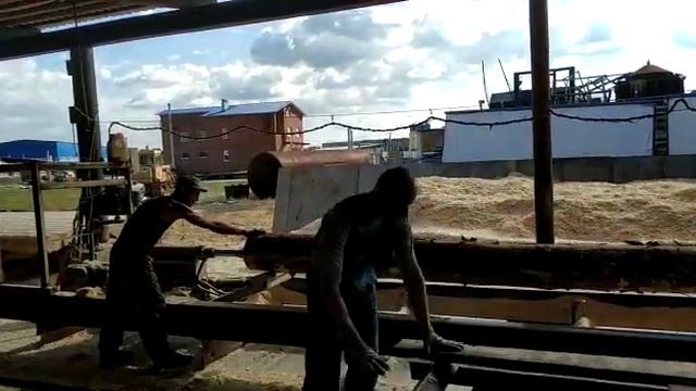 Процесс оцилиндровки бревна для строительства домов из дерева